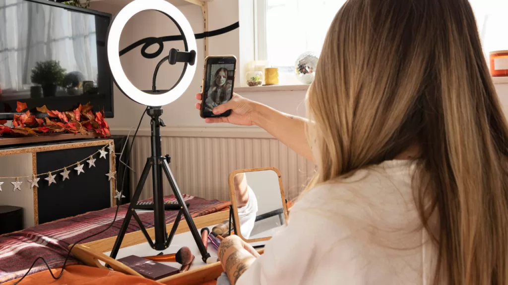 Mujer grabando en modo selfie con su celular