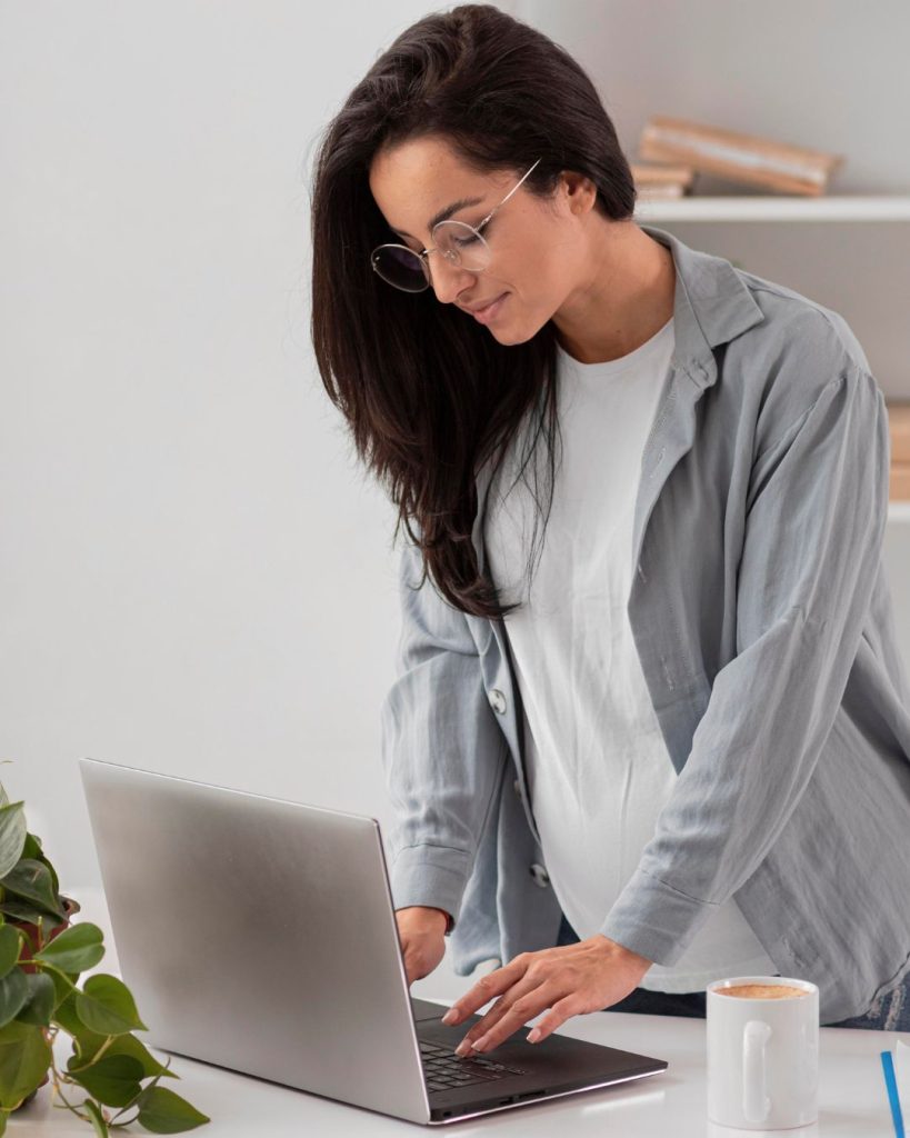 Mujer embarazada trabajando desde su casa en publicidad digital